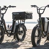 Zwei Ausrüstungsvarianten im Vergleich. Mit dem Lastenträger hinten (links) lässt sich viel Gepäck ransportieren.