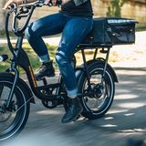 Wird der BMX-Lenker gelockert und geklappt, lässt sich das Bike leicht transportieren.