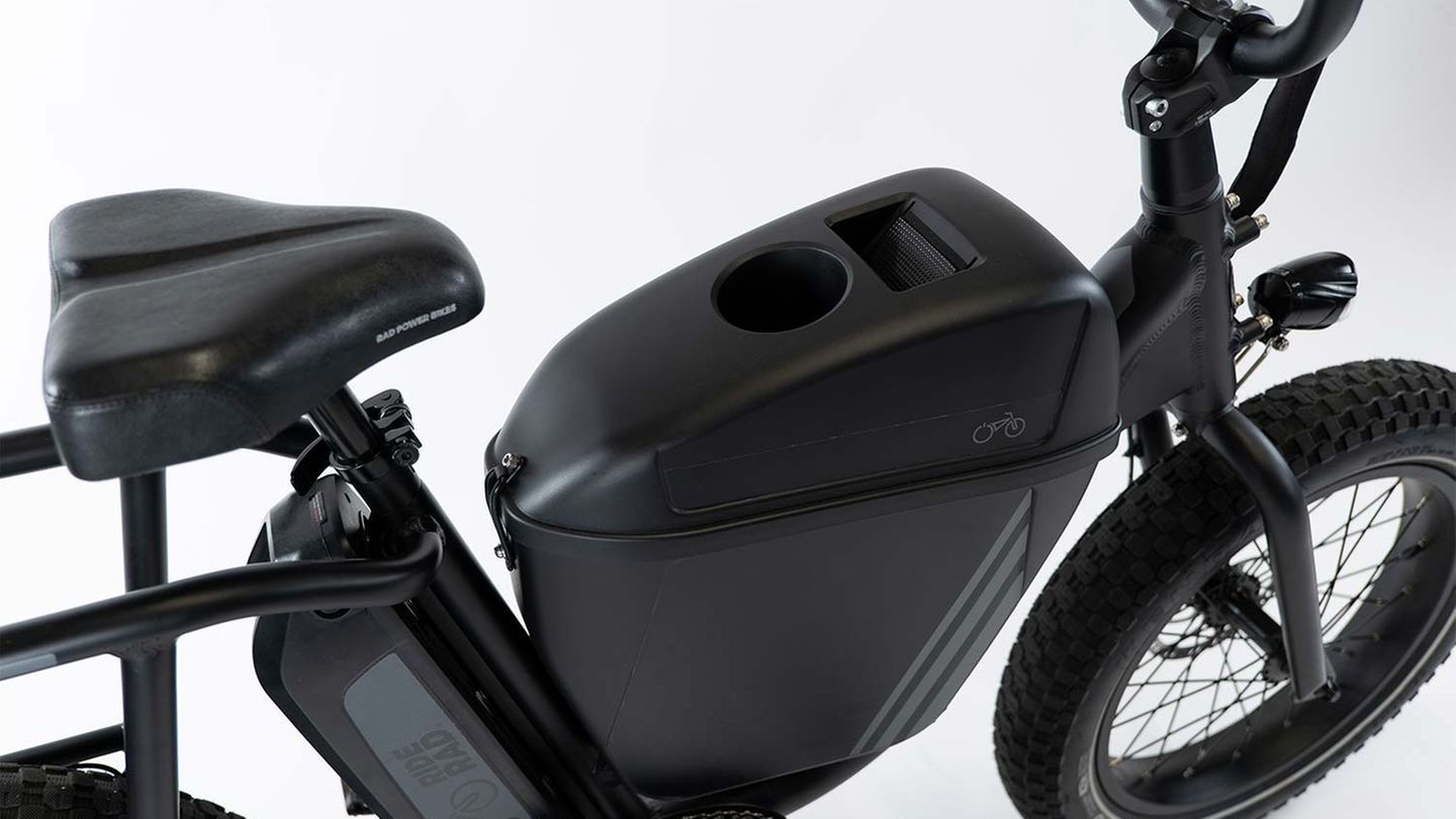 Die Center Console besitzt einen Cup Holder und ein Fach fürs Smartphone. Wer sie abschließen will, muss ein Schloss nachrüsten.