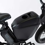 Die Center Console besitzt einen Cup Holder und ein Fach fürs Smartphone. Wer sie abschließen will, muss ein Schloss nachrüsten.