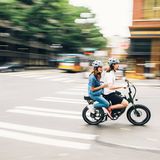 In den USA macht das Rad auch zu zweit Spaß - in Deutschland dürften hinten nur Kinder sitzen. Ob jemand, die Einhaltung der Norm kontrolliert, ist eine andere Frage.