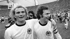 Uli Hoeneß (l.) und Franz Beckenbauer nach dem Sieg im WM-Finale 1974 gegen die Niederlande im Münchner Olympiastadion. Zwei Jahre zuvor war er schon im zarten Alter von 20 Jahre Europameister geworden.