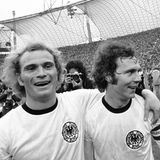 Uli Hoeneß (l.) und Franz Beckenbauer nach dem Sieg im WM-Finale 1974 gegen die Niederlande im Münchner Olympiastadion. Zwei Jahre zuvor ist er im zarten Alter von 20 Jahre Europameister geworden.