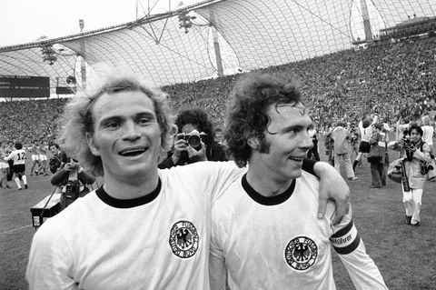 Uli Hoeneß (l.) und Franz Beckenbauer nach dem Sieg im WM-Finale 1974 gegen die Niederlande im Münchner Olympiastadion. Zwei Jahre zuvor ist er im zarten Alter von 20 Jahre Europameister geworden.