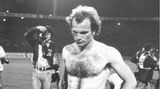 Den bittersten Moment seiner Profi-Karriere erlebte Hoeneß in der Nacht von Belgrad 1976: Hoeneß schießt den entscheidenden Strafstoß im Elfmeterschießen des EM-Finales in den Nachthimmel von Belgrad statt ins tschechoslowakische Tor.