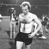 Den bittersten Moment seiner Profi-Karriere erlebt Hoeneß in der Nacht von Belgrad 1976: Hoeneß schießt den entscheidenden Strafstoß im Elfmeterschießen des EM-Finales in den Nachthimmel von Belgrad statt ins tschechoslowakische Tor.