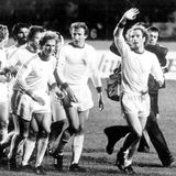 Die goldenen Zeiten der Bayern: Ebenfalls 1976 holen sie im Hampden-Park in Glasgow den Landesmeisterpokal zum dritten Mal in Folge. Georg "Katsche" Schwarzenbeck und der blutjunge Karl-Heinz Rummenigge laufen auf der Ehrenrunde hinter Hoeneß