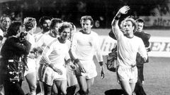 Die goldenen Zeiten der Bayern: Ebenfalls 1976 holen sie im Hampden-Park in Glasgow den Landesmeisterpokal zum dritten Mal in Folge. Georg "Katsche" Schwarzenbeck und der blutjunge Karl-Heinz Rummenigge laufen auf der Ehrenrunde hinter Hoeneß