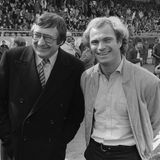 Hoeneß wurde mit 27 Sportinvalide, weil sein Knie nicht mehr mitmacht. Kurz danach wird er im Mai 1979 Manager der Bayern. Hier ist er an seinem dritten Arbeitstag mit dem damaligen Präsidenten Willy O. Hoffmann, Champagner-Willi genannt, beim Auswärtsspiel in Darmstadt zu sehen.