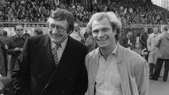 Hoeneß wurde mit 27 Sportinvalide, weil sein Knie nicht mehr mitmachte. Kurz danach wird er im Mai 1979 Manager der Bayern. Hier ist er an seinem dritten Arbeitstag als Manager mit dem damaligen Präsidenten Willy O. Hoffmann zu sehen, Champagner-Willi genannt. Die Bayern hatten ein Auswärtsspiel gegen Darmstadt 98.