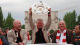 Sportdirektor Matthias Sammer, Trainer Jupp Heynckes und Präsident Uli Hoeneß (v.l.) feiern den größten Triumph in der Geschichte des FC Bayern: den Gewinn des Triples 2013.  Unter Ottmar Hitzfeld hatten die Bayern 2001 zum ersten Mal die Champions League gewonnen.