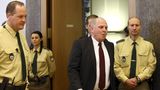 Der Tiefpunkt im Leben von Uli Hoeneß. Wegen Steuerhinterziehung von 28,5 Millionen Euro wird er zu dreieinhalb Jahren Haft verurteilt. Er tritt als Präsident und Aufsichtratsvorsitzender zurück. Nach anderthalb Jahren Haft kommt er im Januar 2016 wieder frei und kehrt in seine alten Ämter zurück.