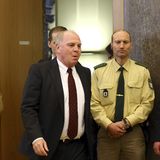 Der Tiefpunkt im Leben von Uli Hoeneß. Wegen Steuerhinterziehung von 28,5 Millionen Euro wird er zu dreieinhalb Jahren Haft verurteilt. Er tritt als Präsident und Aufsichtratsvorsitzender zurück. Nach anderthalb Jahren Haft kommt er im Januar 2016 wieder frei und kehrt in seine alten Ämter zurück.