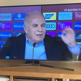 Im Oktober 2018 steigt die legendäre Pressekonferenz mit Uli Hoeneß, Karl-Heinz-Rummenigge und Hasan Salihamidzic. Die Bayern-Bosse fühlen sich von den Medien ungerecht behandelt und schießen zurück. Rummenigge spricht von der Würde des Menschen und Hoeneß beschimpft die Medien.