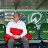 Die 90er Jahre sind geprägt von der scharfen Rivalität zwischen Hoeneß und Werder-Manager Willi Lemke. Später versöhnen sich die beiden Streithähne.