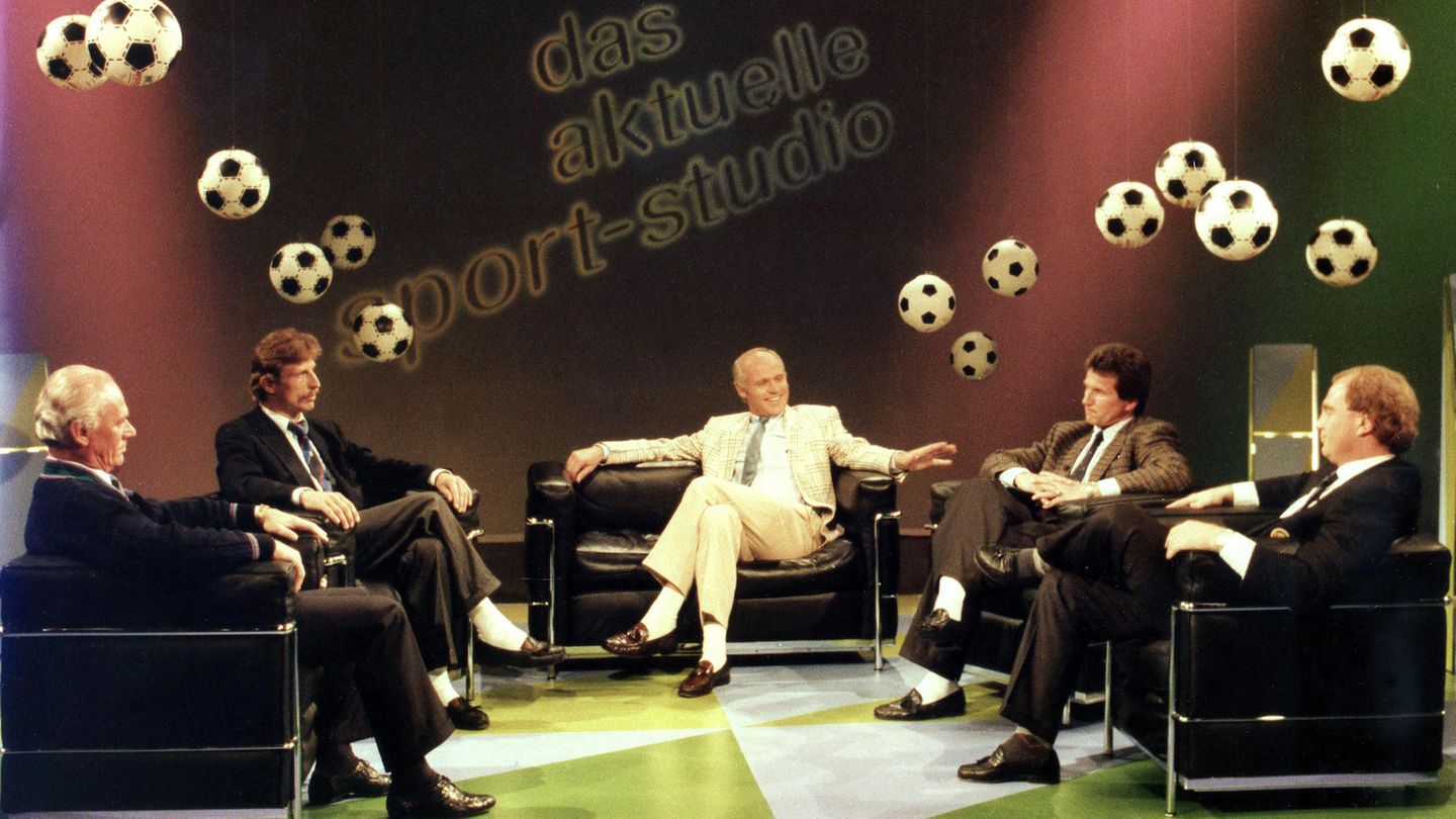 Zum 70. Geburtstag: Legendäre Begegnung: Vor dem Spitzenspiel des FC Bayern gegen den 1. FC Köln geraten Christoph Daum und Ui Hoeneß im "Aktuellen Sportstudio" heftig aneinander. Mit von der Partie sind die Trainer Udo Lattek (l.) und Jupp Heynckes (2.v.r.) Elf Jahre später macht Hoeneß den Kokain-Konsum des Kölner Trainers öffentlich, um zu verhindern, dass dieser Bundestrainer wird. Nach einer Schlammschlacht in der Öffentlichkeit lässt sich Daum auf eine Haarprobe ein, die positiv ausfällt. Daum wird gefeuert und flüchtet nach Miami. Legendäre Begegnung: Vor dem Spitzenspiel des FC Bayern gegen den 1. FC Köln geraten Christoph Daum und Ui Hoeneß im "Aktuellen Sportstudio" heftig aneinander. Mit von der Partie sind die Trainer Udo Lattek (l.) und Jupp Heynckes (2.v.r.) Elf Jahre später macht Hoeneß den Kokain-Konsum des Kölner Trainers öffentlich, um zu verhindern, dass dieser Bundestrainer wird. Nach einer Schlammschlacht in der Öffentlichkeit lässt sich Daum auf eine Haarprobe ein, die positiv ausfällt. Daum wird gefeuert und flüchtet nach Miami.