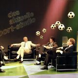 Legendäre Begegnung: Vor dem Spitzenspiel des FC Bayern gegen den 1. FC Köln geraten Christoph Daum und Ui Hoeneß im "Aktuellen Sportstudio" heftig aneinander. Mit von der Partie sind die Trainer Udo Lattek (l.) und Jupp Heynckes (2.v.r.) Elf Jahre später macht Hoeneß den Kokain-Konsum des Kölner Trainers öffentlich, um zu verhindern, dass dieser Bundestrainer wird. Nach einer Schlammschlacht in der Öffentlichkeit lässt sich Daum auf eine Haarprobe ein, die positiv ausfällt. Daum wird gefeuert und flüchtet nach Miami.