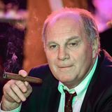 Hoeneß, der Macher mit der dicken Zigarre, ist ganz im Reinen mit sich. Das Bild entsteht im Dezember 2013 nach dem Gewinn der Club-WM. Es ist der vierte Titel in diesem Jahr und die Bayern befinden auf dem Zenit ihres Erfolgs.