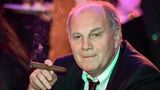 Hoeneß, der Macher mit der dicken Zigarre, ist ganz im Reinen mit sich. Das Bild entsteht im Dezember 2013 nach dem Gewinn der Club-WM. Es war der vierte Titel in diesem Jahr und die Bayern befanden auf dem Zenit ihres Erfolges. 