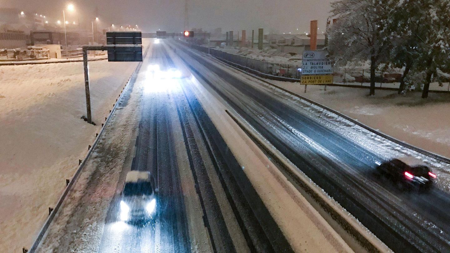 Eine verschneite Autobahn in Frankreich