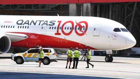 Nach einem Flug von 19 Stunden und 19 Minuten in Sydney: Die Boeing 787-9 vor dem Hangar der Qantas Sydney Jet Base.