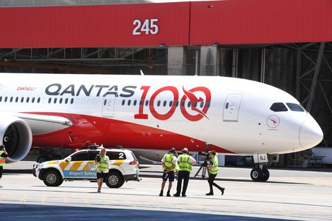 Nach einem Flug von 19 Stunden und 19 Minuten in Sydney: Die Boeing 787-9 vor dem Hangar der Qantas Sydney Jet Base.