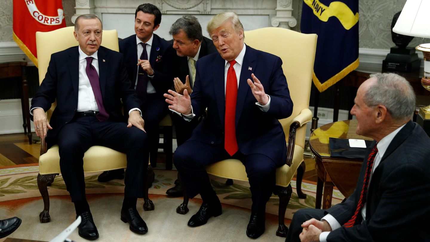 US-Präsident Donald Trump (rote Krawatte) und sein türkischer Amtskollege Recep Tayyip Erdogan (l.) i Weißen Haus