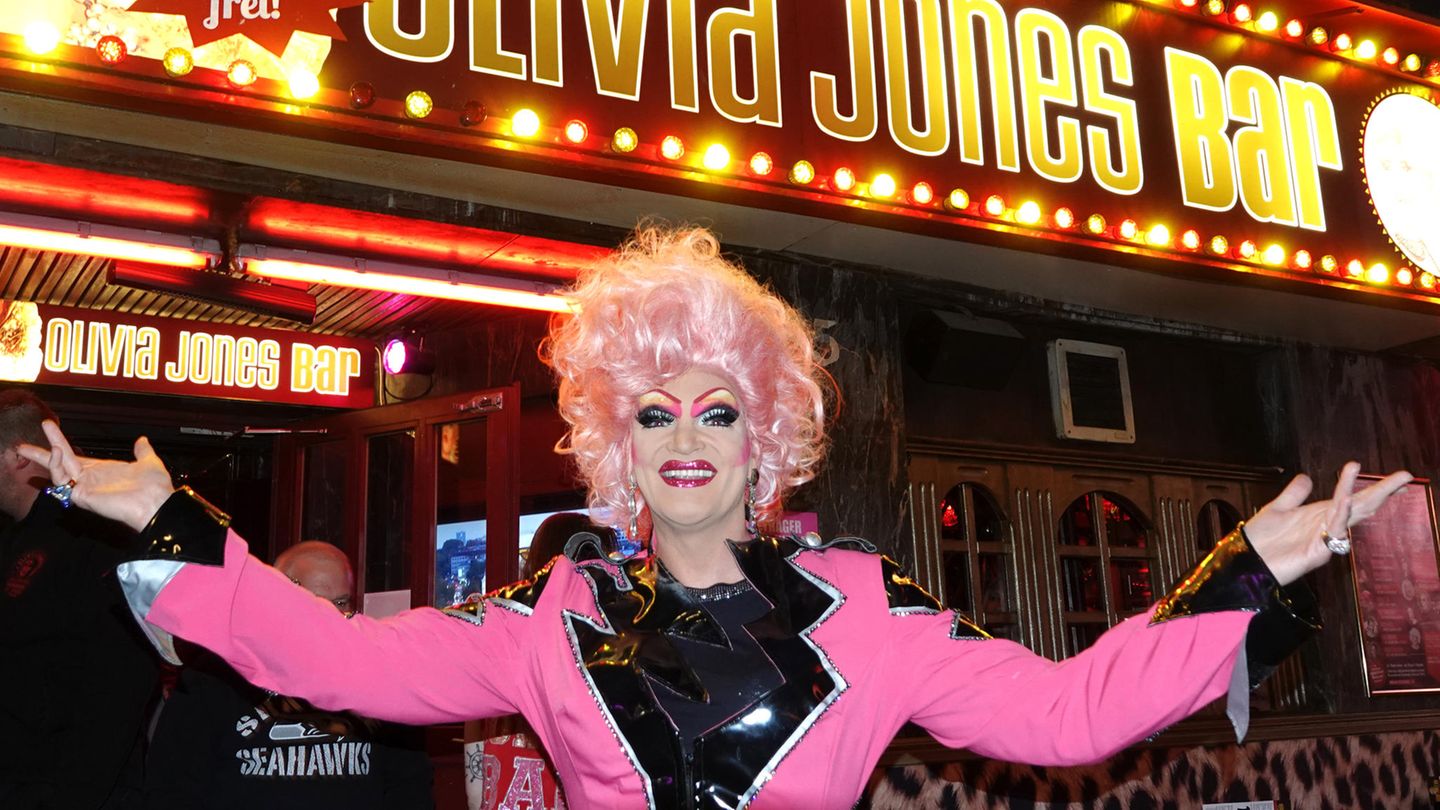 Dragqueen Olivia Jones vor ihrer Bar auf der Hamburger Reeperbahn