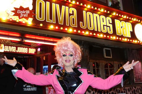 Dragqueen Olivia Jones vor ihrer Bar auf der Hamburger Reeperbahn