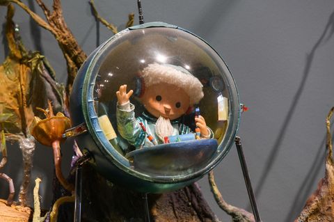 Das Sandmännchen winkt seinen Zuschauern aus einem Unterwasserfahrzeug zu