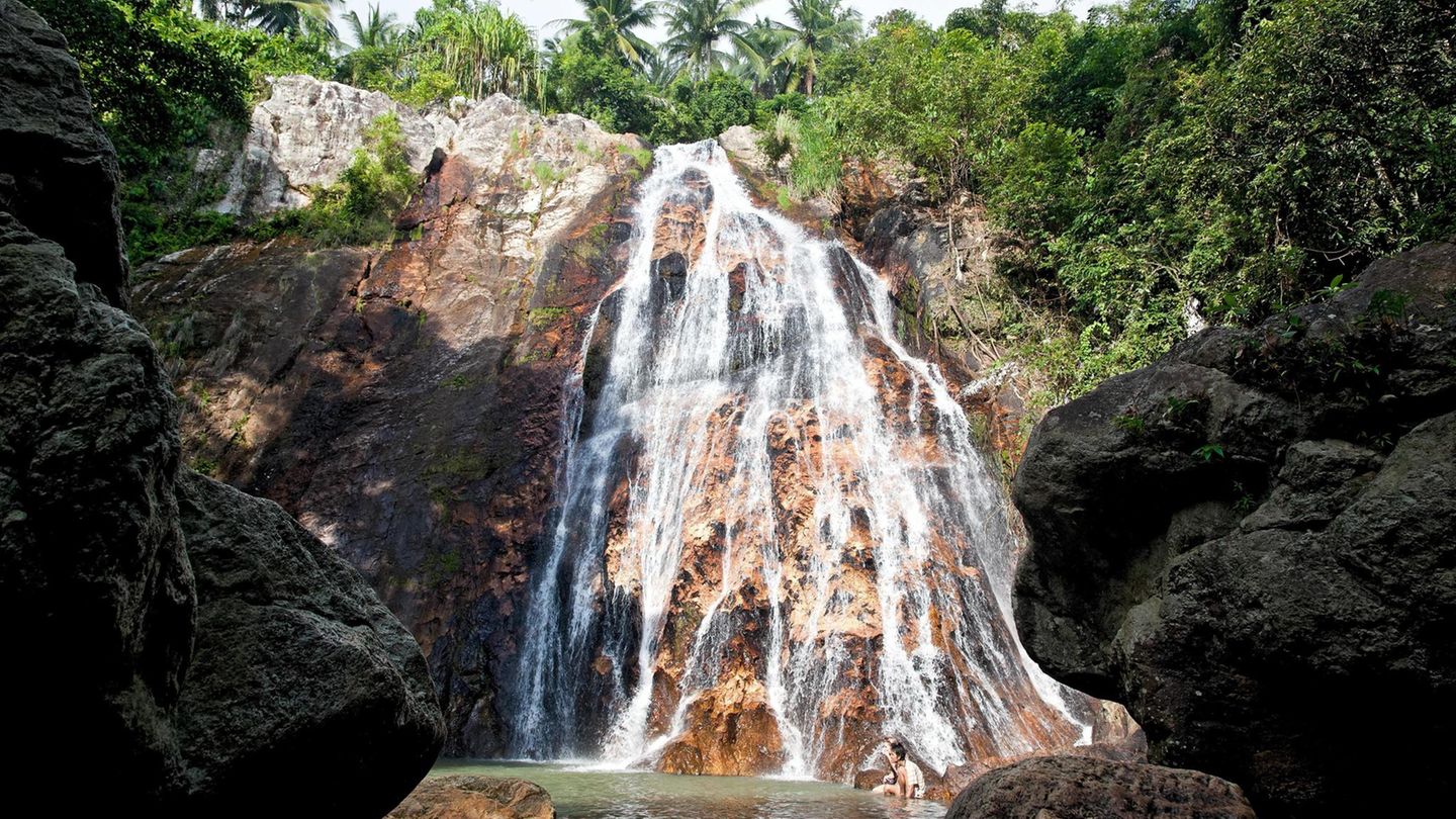 Abgebildet ist ein Wasserfall auf der thailändischen Insel Koh Samui