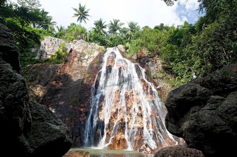 Abgebildet ist ein Wasserfall auf der thailändischen Insel Koh Samui