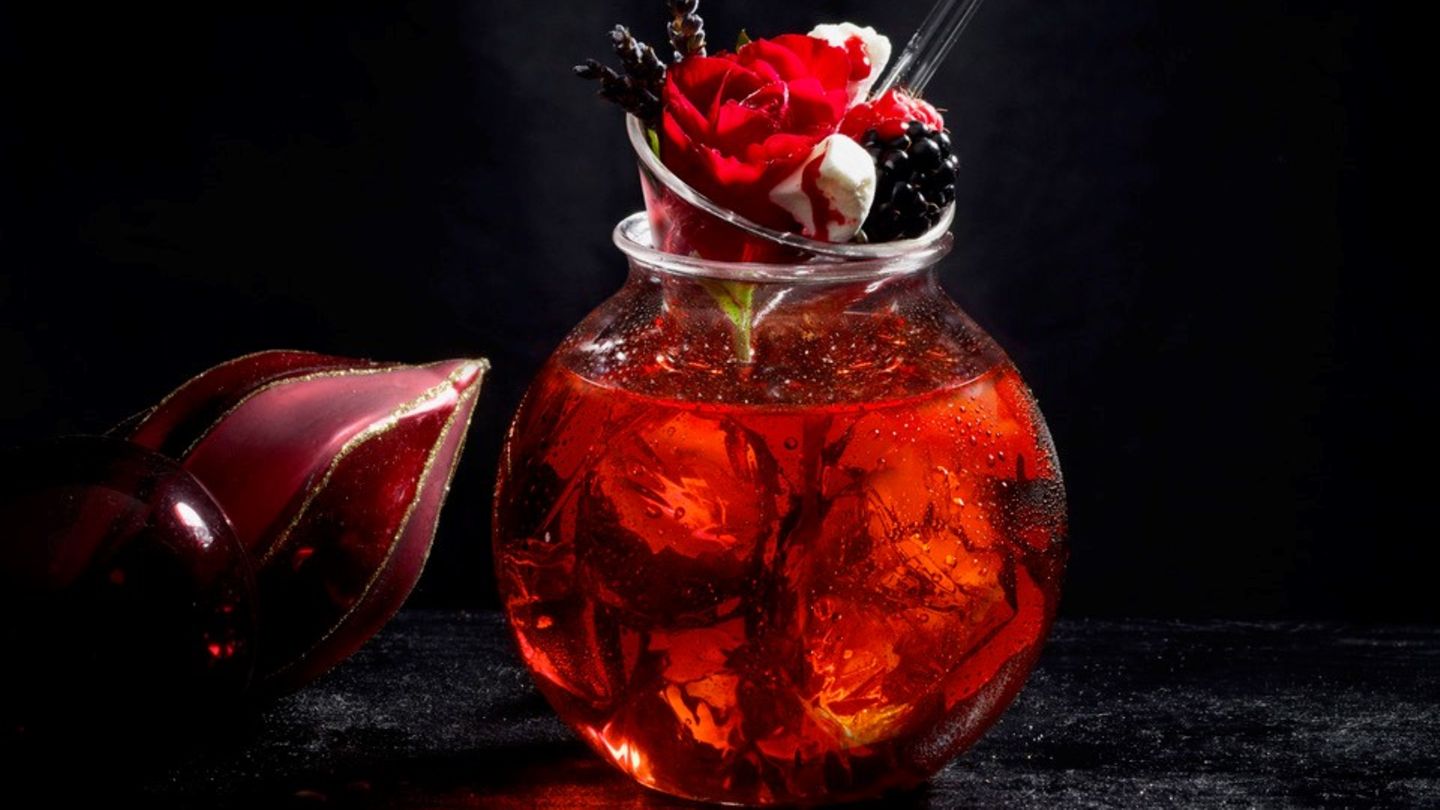Für kalte Tage: Rose & Raspberry Negroni Zutaten: 2 cl Gin z.B. Hendrick's 0,5 cl Raspberry Eau de Vie 3 cl Campari 3 cl Cinzano Bianco Zubereitung: Alle Zutaten mit Eis in einen Cocktailshaker geben, shaken und in ein mit Eis gefülltes Glas abseihen. Serviert mit essbarer Rose, Himbeeren, Baiser mit Himbeerpüree beträufelt und Minze Rose & Raspberry Negroni Zutaten: 2 cl Gin z.B. Hendrick's 0,5 cl Raspberry Eau de Vie 3 cl Campari 3 cl Cinzano Bianco Zubereitung: Alle Zutaten mit Eis in einen Cocktailshaker geben, shaken und in ein mit Eis gefülltes Glas abseihen. Serviert mit essbarer Rose, Himbeeren, Baiser mit Himbeerpüree beträufelt und Minze