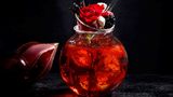 Rose & Raspberry Negroni  Zutaten:  2 cl Gin z.B. Hendrick's  0,5 cl Raspberry Eau de Vie  3 cl Campari  3 cl Cinzano Bianco  Zubereitung:  Alle Zutaten mit Eis in einen Cocktailshaker geben, shaken und in ein mit Eis gefülltes Glas abseihen.   Serviert mit essbarer Rose, Himbeeren, Baiser mit Himbeerpüree beträufelt und Minze
