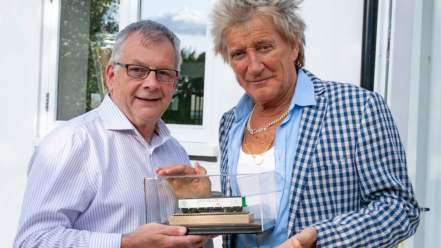 Steve Flint, Chefredakteur der britischen Fachzeitschrift "Railway Modeller" überreicht Rod Stewart ein Modelleisenbahn-Waggon