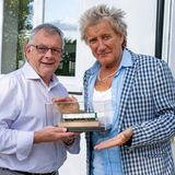 Steve Flint, Chefredakteur der britischen Fachzeitschrift "Railway Modeller" überreicht Rod Stewart ein Modelleisenbahn-Waggon