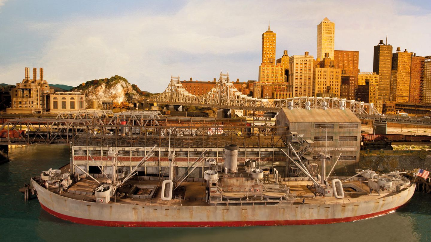 Im Hafen der Modelleisenbahn liegt das Freiheitsschiff John W. Brown