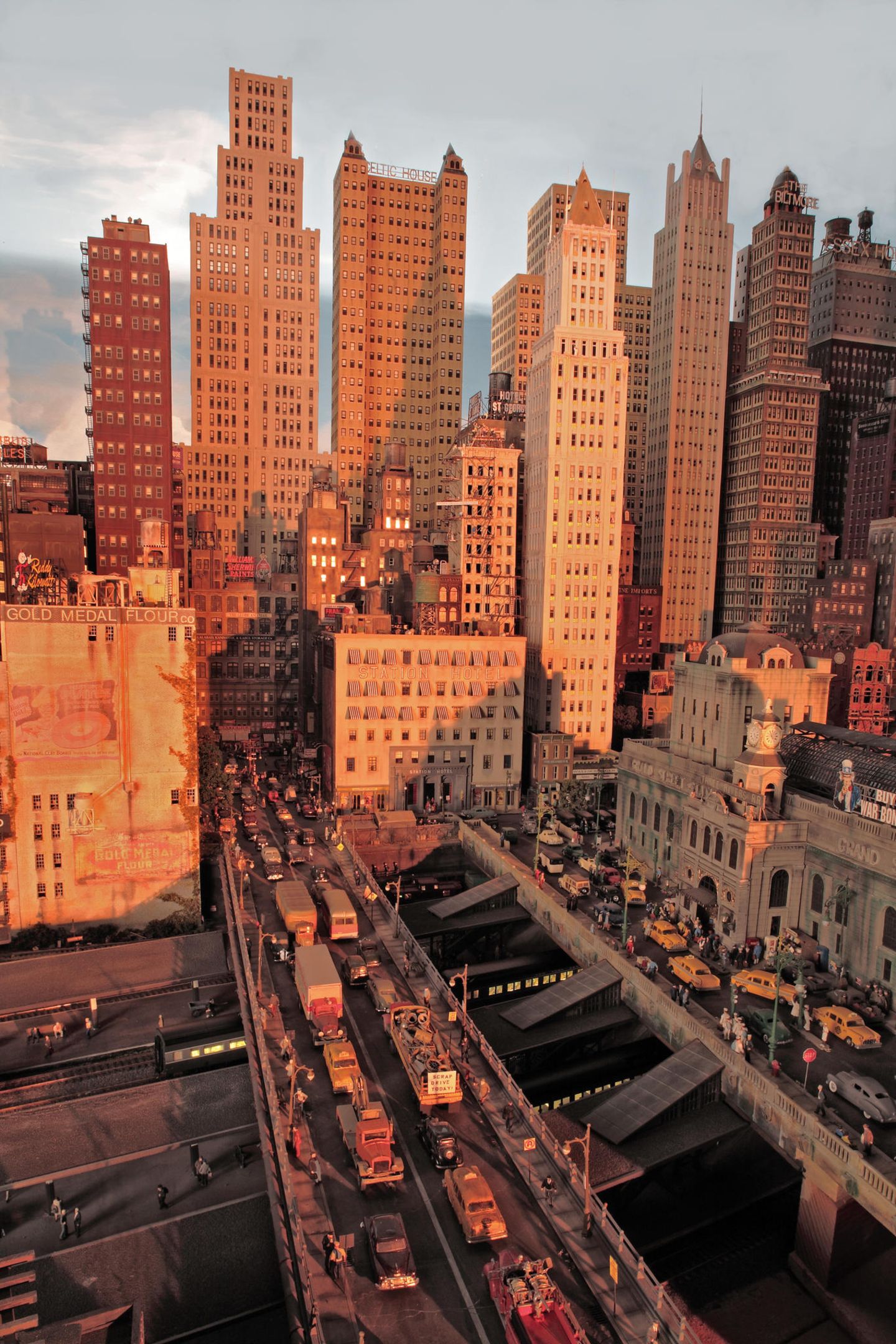 Die Modelleisenbahn des Sängers zeigt viele Hochhäuser.