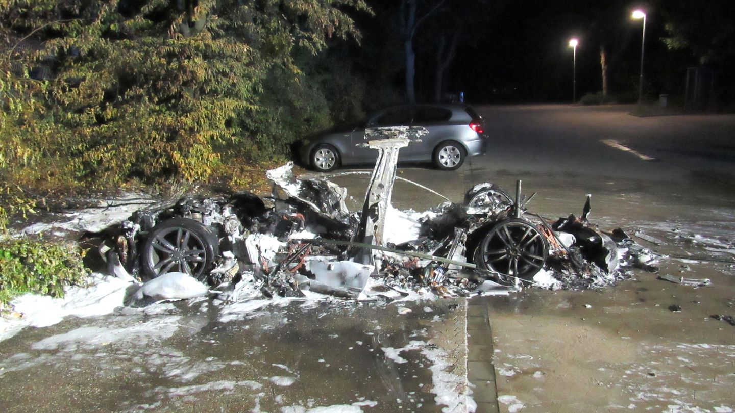 Tesla-Crash: Besitzer verzweifelt, niemand darf das Wrack entsorgen