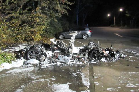 Bei einem Unfall ist die Batterie eine besondere Herausforderung für Retter, Feuerwehrleute und Entsorger (Symbolfoto).
