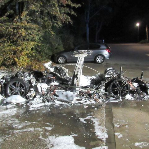 Bei einem Unfall ist die Batterie eine besondere Herausforderung für Retter, Feuerwehrleute und Entsorger (Symbolfoto).