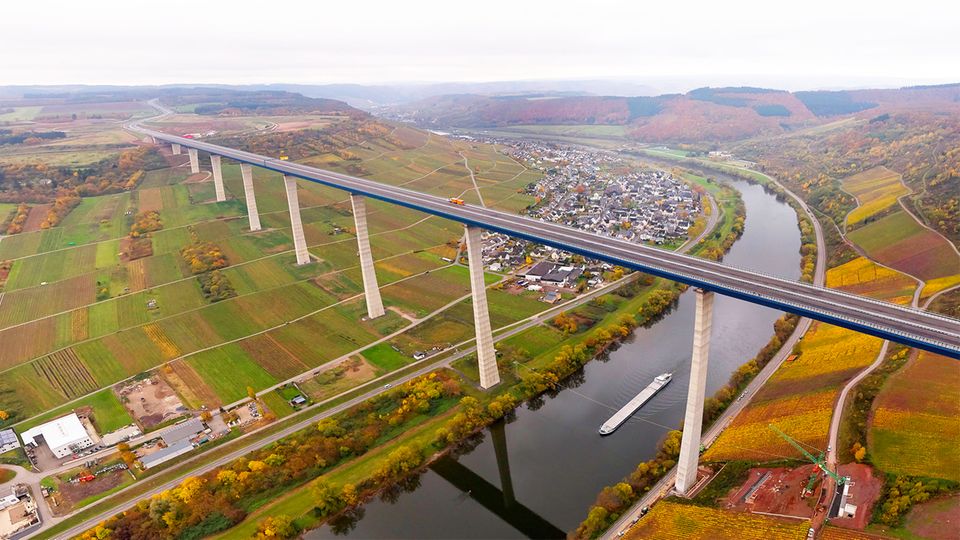 Rheinland-Pfalz: Hochmoselbrücke steht nach acht Jahren Bauzeit kurz vor der Eröffnung Rheinland-Pfalz: Hochmoselbrücke steht nach acht Jahren Bauzeit kurz vor der Eröffnung
