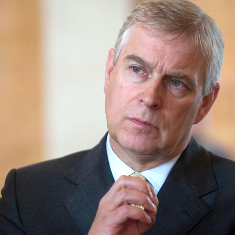 Prinz Andrew blickt ernst