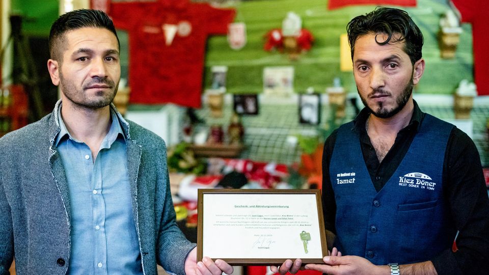 Kiez-Döner Der bisherige Betreiber Izzet Cagac mit dem neuen Besitzer des "Kiez-Döners", Ismet Tekin