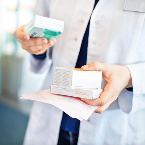 Lieferengpässe bei Arzneien nehmen zu: Eine Frau steht in einer Apotheke