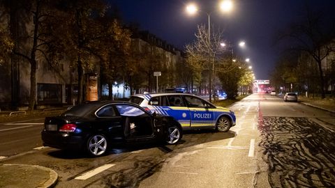 Unfallwagen und Polizeifahrzeug auf der Fürstenrieder Straße in München
