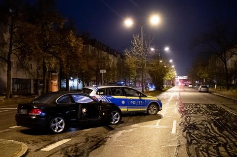 Unfallwagen und Polizeifahrzeug auf der Fürstenrieder Straße in München
