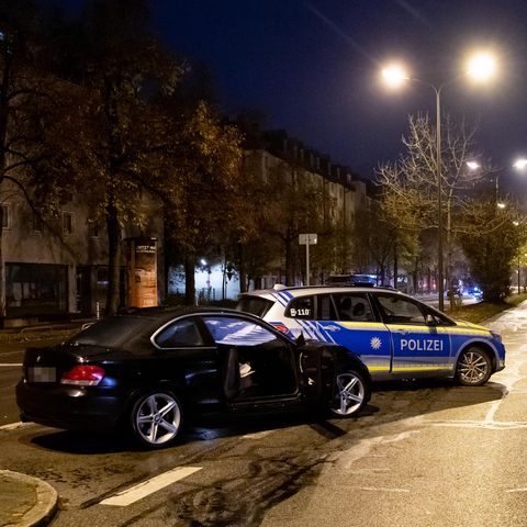 Unfallwagen und Polizeifahrzeug auf der Fürstenrieder Straße in München