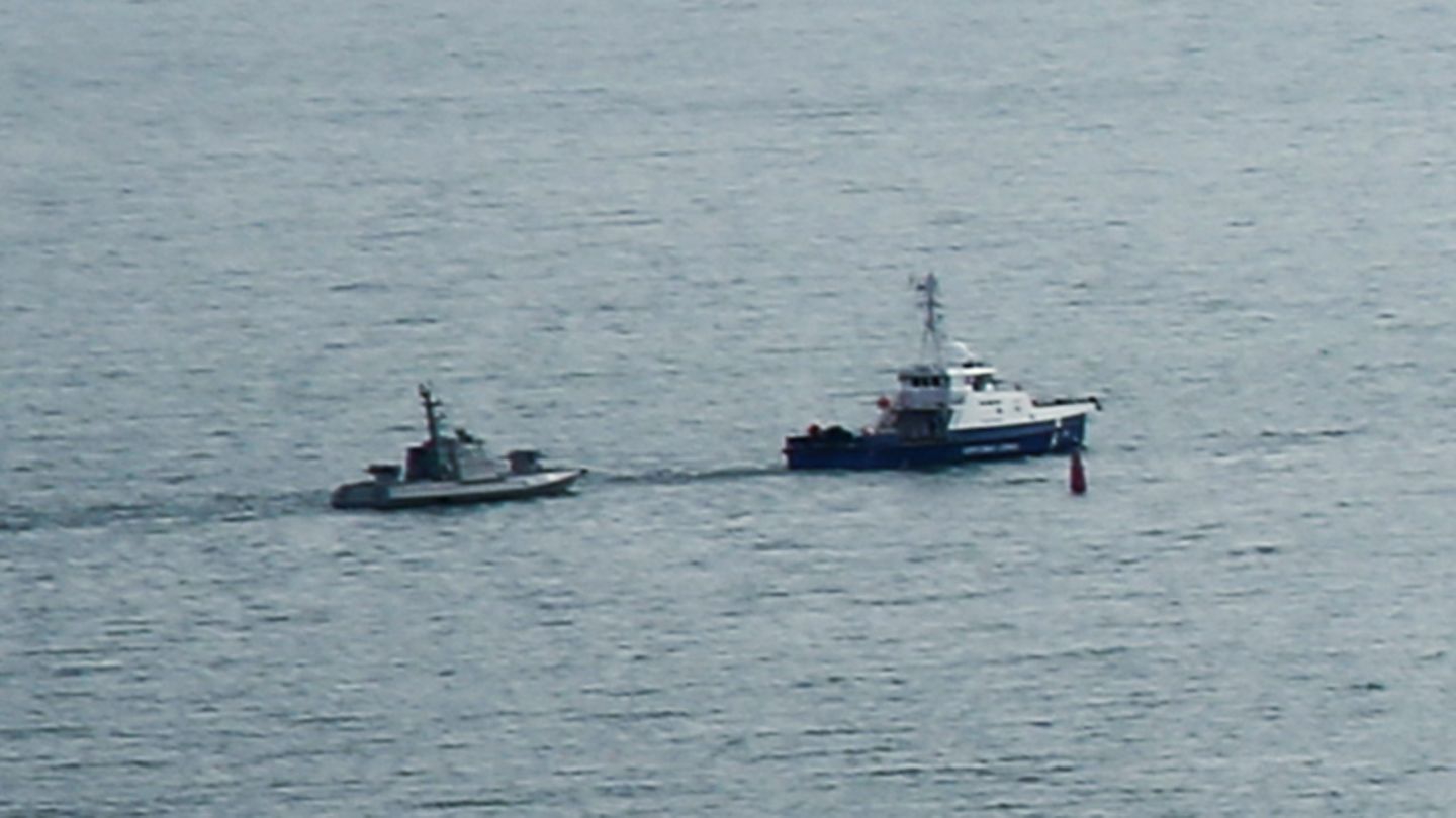 Ukrainisches Marineschiff wird aus dem Hafen von Kertsch gebracht, um an die Ukraine wieder übergeben zu werden 