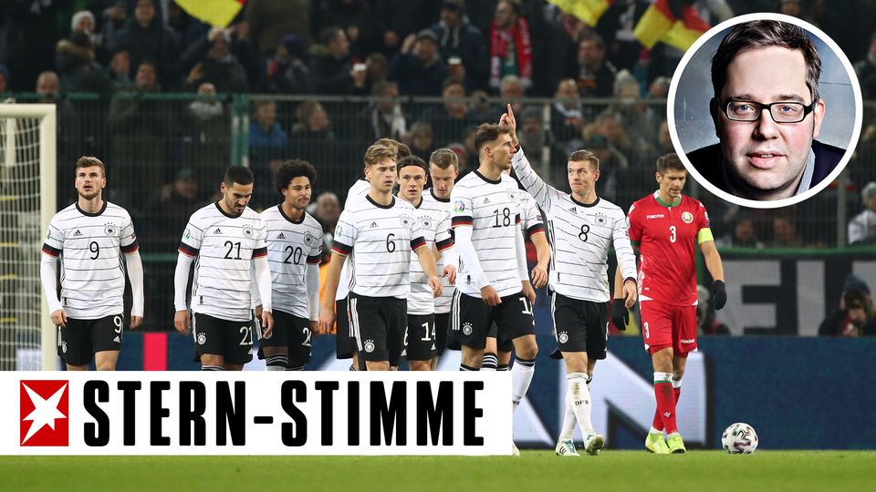 Bei der Nationalmannschaft läuft derzeit Einiges schief – vor allem neben dem Platz Angeführt von Toni Kroos _(2.v.r.) trottet das DFB-Team nach dem 3:0 gegen Weißrussland zurück in die eigene Hälfte